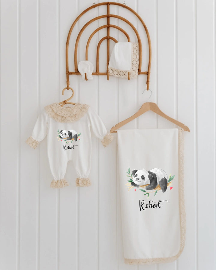 Gepersonaliseerde panda babyoutfit en dekentje met naam, perfect als kraamcadeau voor meisjes.