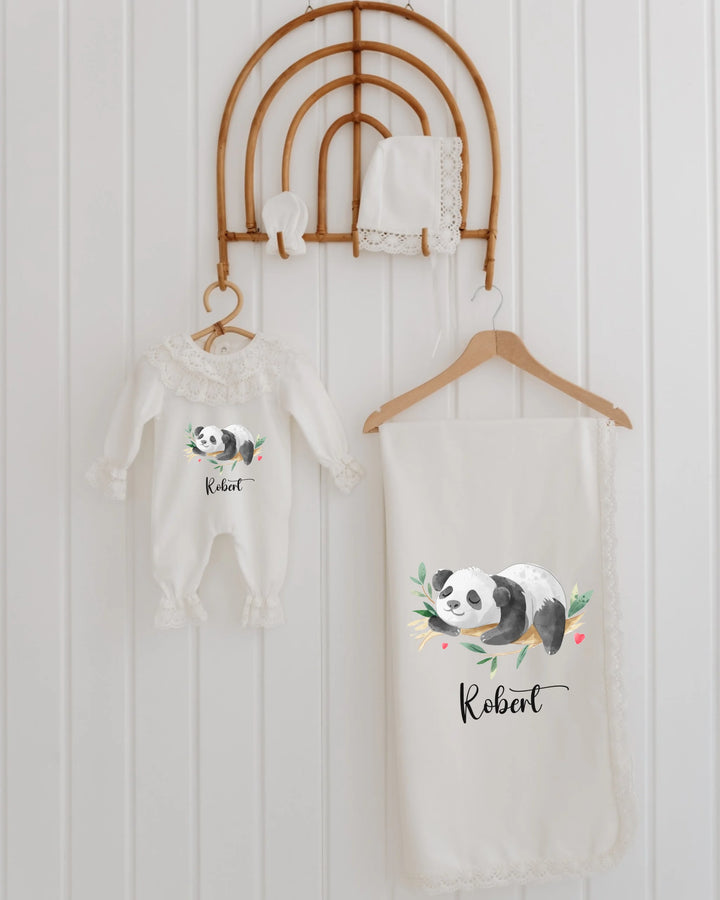 Schattige panda newborn outfit voor meisjes met namen op rompertje en dekentje, perfect als kraamcadeau.