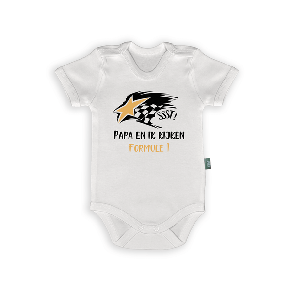 Witte romper voor baby's met racevlag en tekst "Papa en ik kijken Formule 1" in stoer ontwerp.