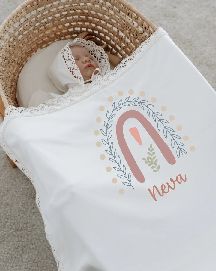 Gepersonaliseerde babydeken met regenboogdesign voor meisjes, zacht en neutraal, met kantafwerking.