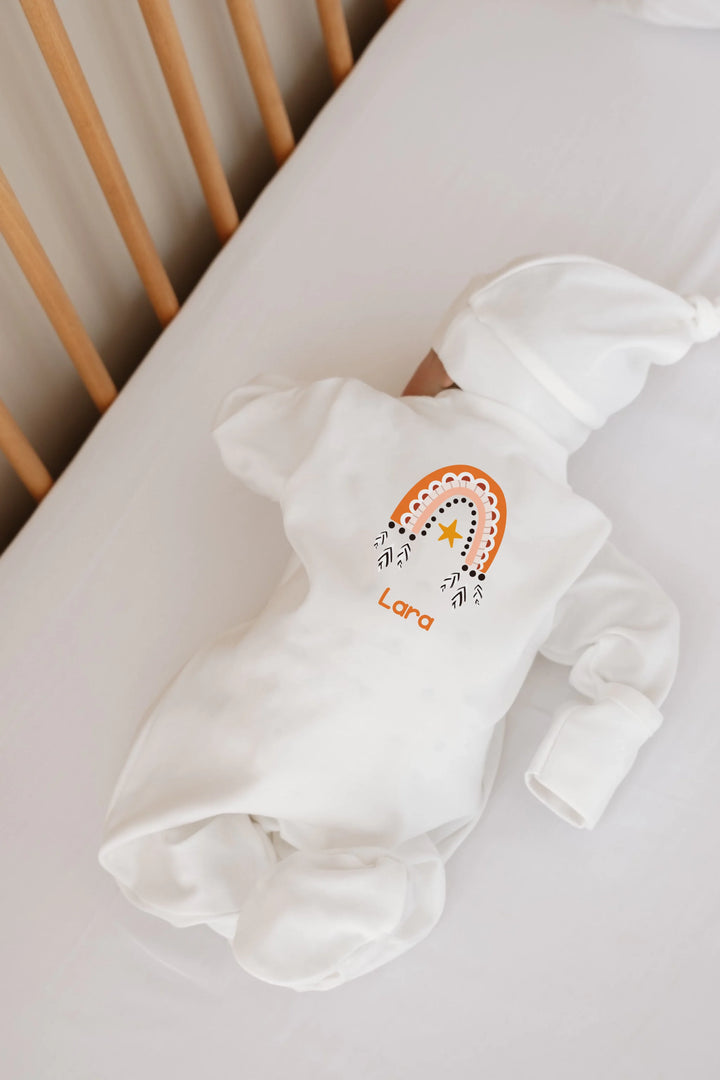 Gepersonaliseerd newborn boxpakje met naam Lara en boho regenboog, ideaal voor pasgeborenen.