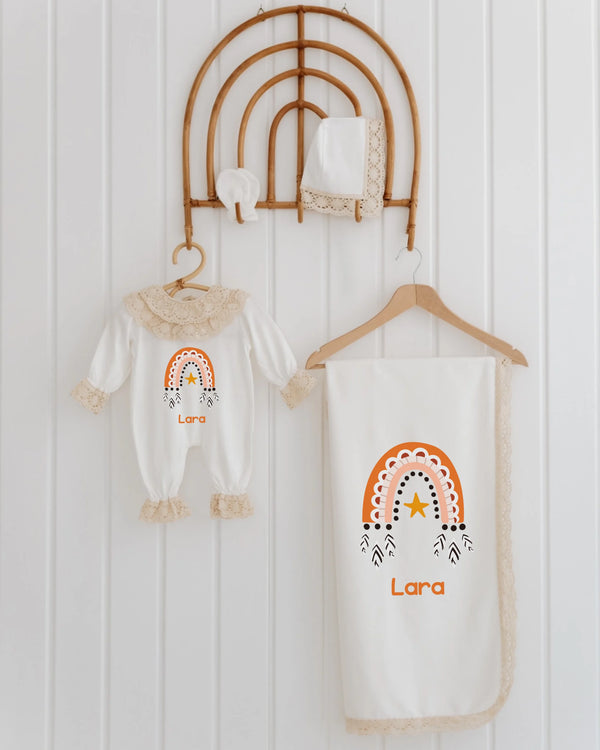Boho regenboog newborn set met naam Lara, inclusief romper, dekentje en accessoires in zachte aardetinten.