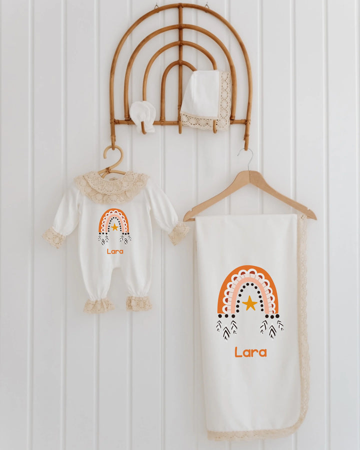 Boho regenboog newborn set met naam Lara, inclusief romper, dekentje en accessoires in zachte aardetinten.