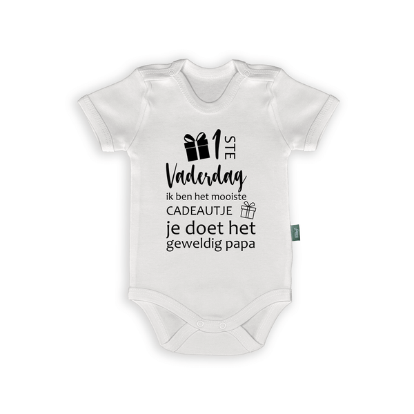 Babyromper voor 1ste Vaderdag met tekst 'Ik ben het mooiste cadeautje' in zwart op wit katoen.