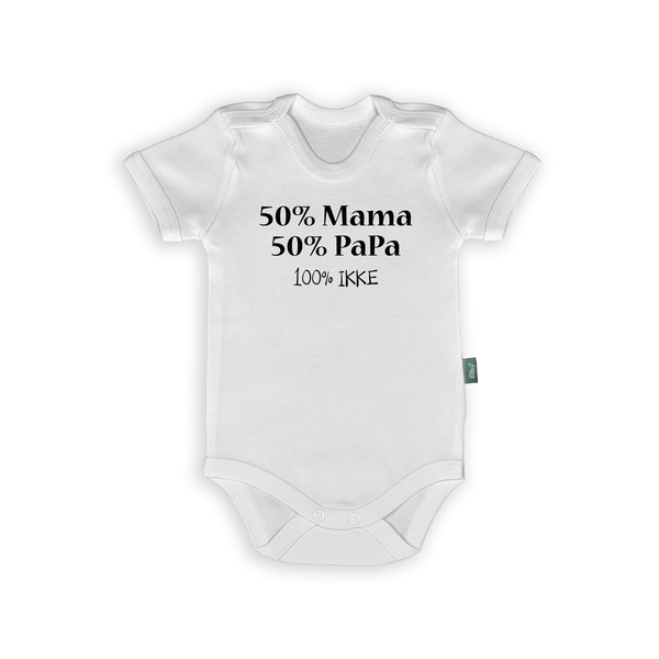 Witte babyromper met tekst ‘50% Mama 50% Papa 100% Uniek’ voor zwangerschap of kraamcadeau.