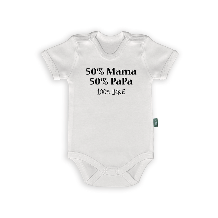Witte babyromper met tekst ‘50% Mama 50% Papa 100% Uniek’ voor zwangerschap of kraamcadeau.