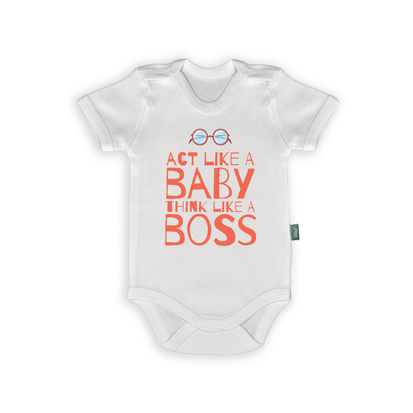 Witte baby romper met teksten 'Act like a baby, think like a boss' en bril-illustratie voor schattige mini-baasjes.