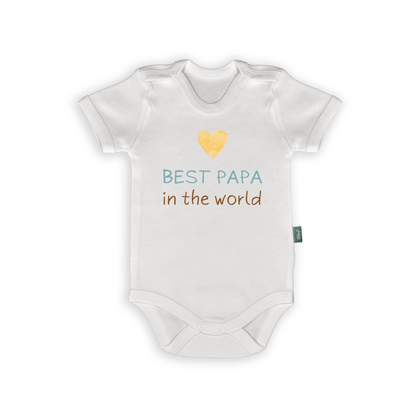Witte babyromper met tekst "Best Papa in the World" en een hartje voor Vaderdag of als kraamcadeau.