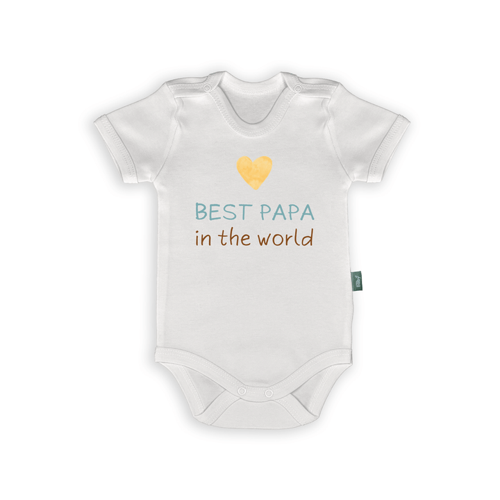 Witte babyromper met tekst "Best Papa in the World" en een hartje voor Vaderdag of als kraamcadeau.