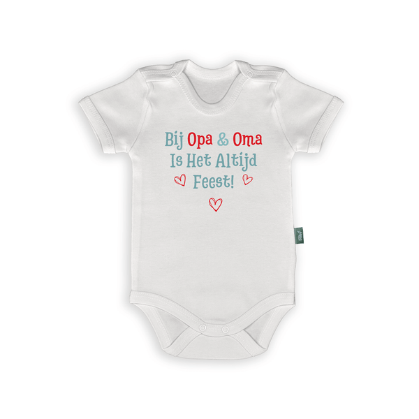 Witte romper met tekst 'Bij Opa & Oma is het Altijd Feest!' in kleurrijke letters en liefdevolle hartjes.
