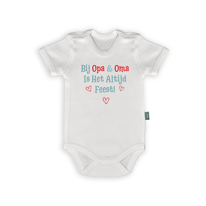 Witte romper met tekst 'Bij Opa & Oma is het Altijd Feest!' in kleurrijke letters en liefdevolle hartjes.