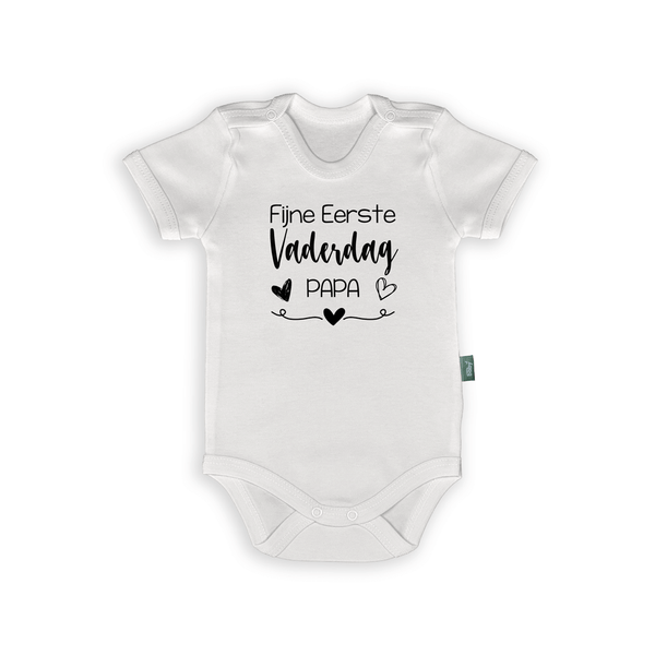 Witte babyromper met tekst 'Fijne Eerste Vaderdag Papa' en hartjes, perfect als cadeau voor de eerste Vaderdag.