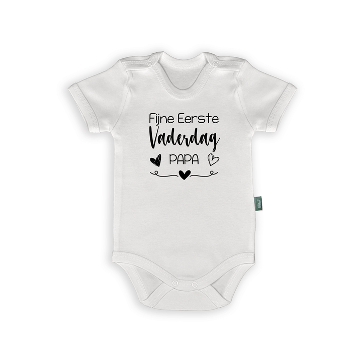 Witte babyromper met tekst 'Fijne Eerste Vaderdag Papa' en hartjes, perfect als cadeau voor de eerste Vaderdag.