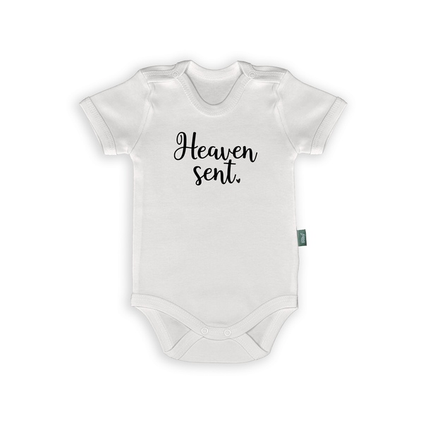 Witte romper met de opdruk 'Heaven sent' voor pasgeboren baby's, ideaal als kraamcadeau.