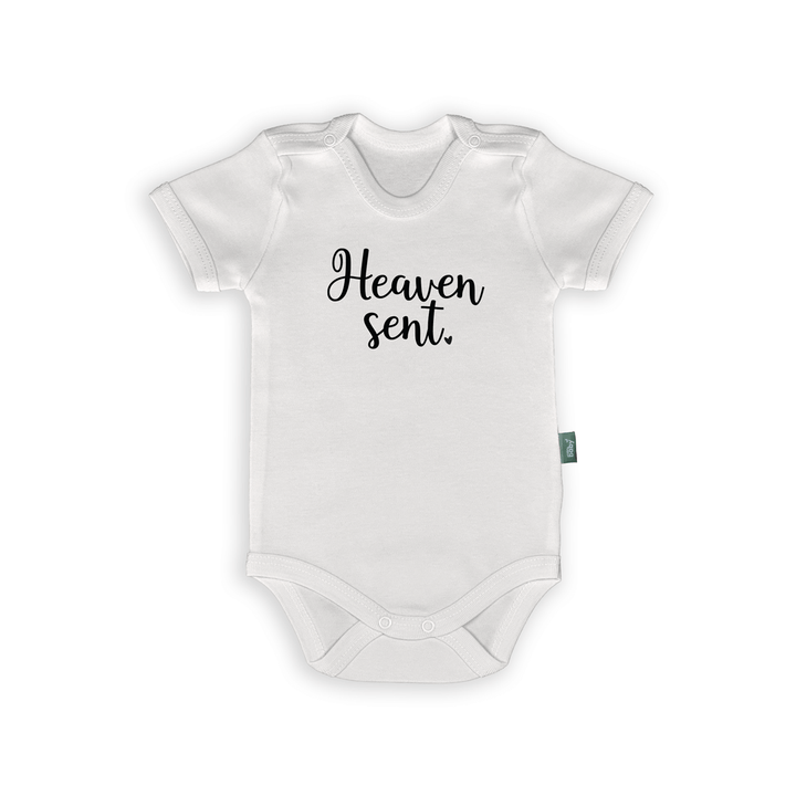 Witte romper met de opdruk 'Heaven sent' voor pasgeboren baby's, ideaal als kraamcadeau.