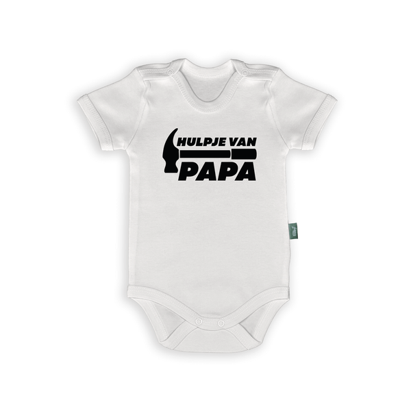 Witte babyromper met zwarte tekst 'Hulpje van Papa' en hamer-iconografie voor vaders.