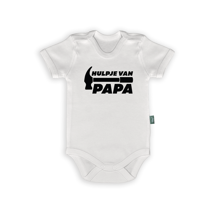 Witte babyromper met zwarte tekst 'Hulpje van Papa' en hamer-iconografie voor vaders.