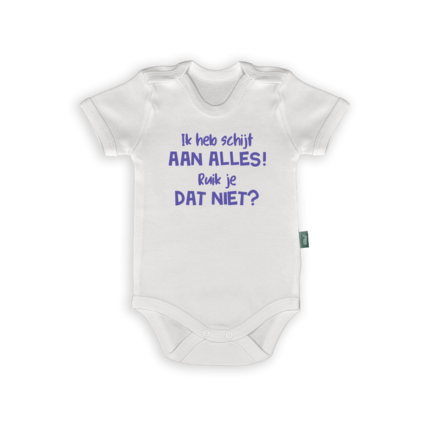 Witte baby romper met de tekst 'Ik heb schijt aan alles! Ruik je dat niet?' voor humoristisch kraamcadeau.