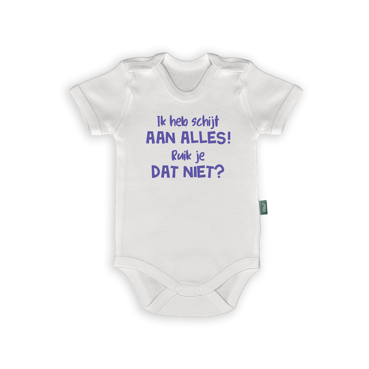 Witte baby romper met de tekst 'Ik heb schijt aan alles! Ruik je dat niet?' voor humoristisch kraamcadeau.
