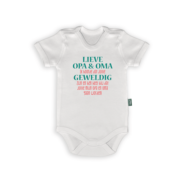 Wit rompertje met tekst "Lieve Opa & Oma, ik hoorde dat jullie geweldig zijn" voor zwangerschap aankondiging.
