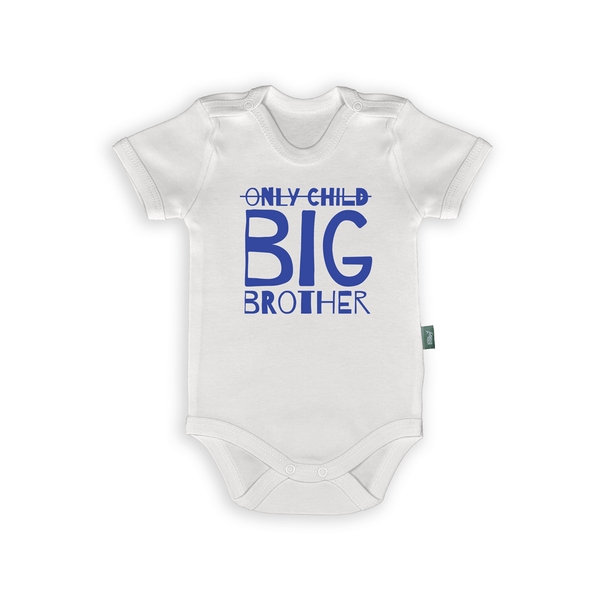 Wit rompertje met tekst 'ONLY CHILD' doorgestreept en 'BIG BROTHER' voor baby-aankondigingen.