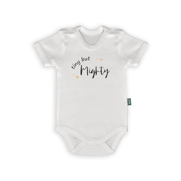 Witte romper met de tekst 'tiny but Mighty', perfect voor prematuur babykleding en als cadeau.