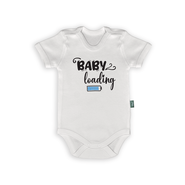 Rompertje met de tekst 'Baby Loading' en oplaadicoon, ideaal voor zwangerschapsaankondiging of kraamcadeau.