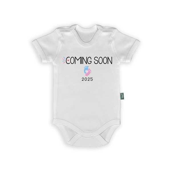 Rompertje met tekst 'Coming Soon 2025' en schattige voetafdrukken voor tweeling zwangerschapsaankondiging.