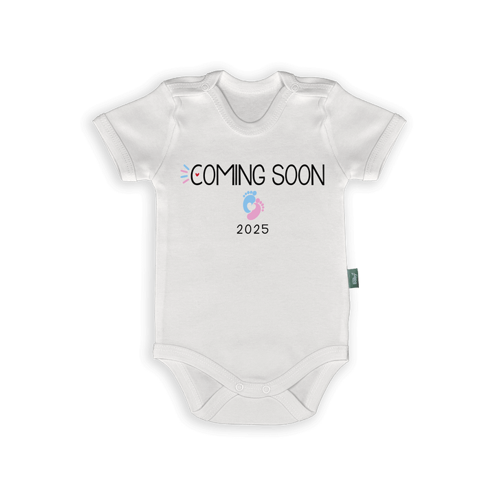 Rompertje met tekst 'Coming Soon 2025' en schattige voetafdrukken voor tweeling zwangerschapsaankondiging.