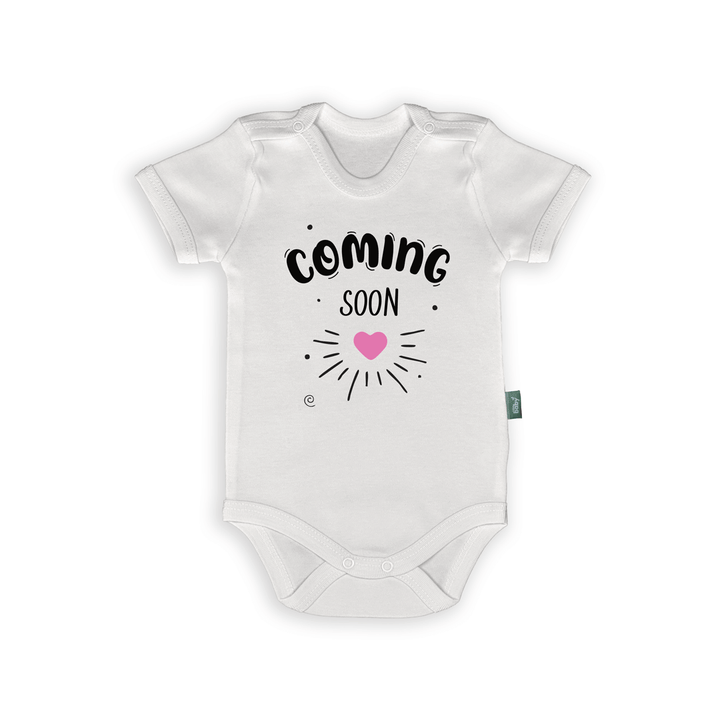 Schattig rompertje met de tekst 'Coming Soon' en een roze hart, ideaal voor zwangerschapsaankondigingen.
