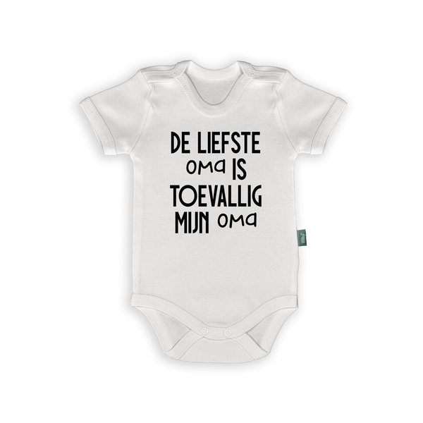 Humorous baby onesie with text "De liefste oma is toevallig mijn oma" perfect for gifts to grandparents.