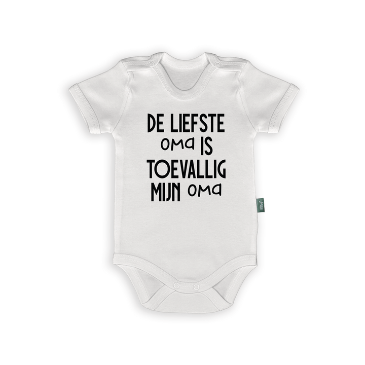Humorous baby onesie with text "De liefste oma is toevallig mijn oma" perfect for gifts to grandparents.