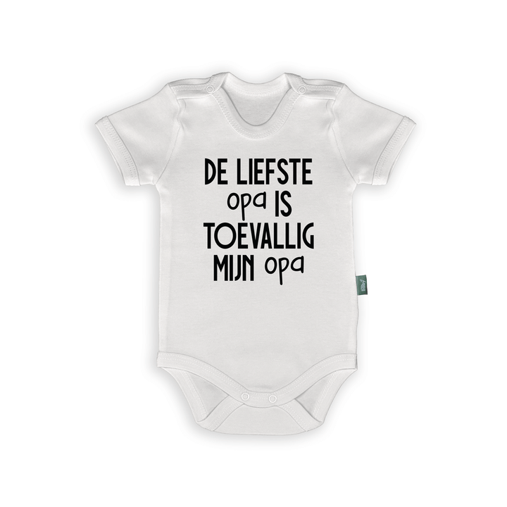 Wit rompertje met tekst: "De liefste opa is toevallig mijn opa". Grappig cadeau voor grootouders.