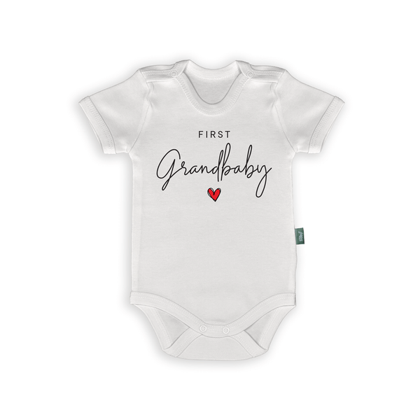 Wit rompertje met 'First Grandbaby' en een rood hart, perfect cadeau voor nieuwe grootouders.