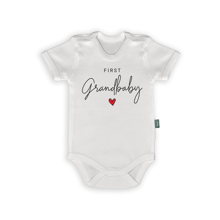Wit rompertje met 'First Grandbaby' en een rood hart, perfect cadeau voor nieuwe grootouders.