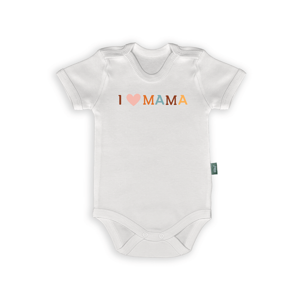 Witte rompertje met tekst 'I ❤️ MAMA', ideaal cadeau voor Moederdag of als liefdevol gebaar.