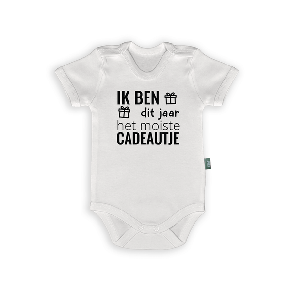 Witte romper met tekst 'Ik ben dit jaar het mooiste cadeautje', perfect als origineel geboortecadeau.