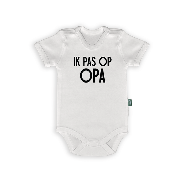 Rompertje met tekst 'Ik pas op Opa' voor baby's, grappig cadeau voor grootouders.