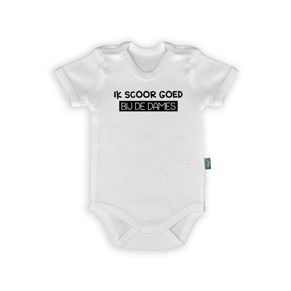 Witte baby romper met tekst "Ik scoor goed bij de dames" voor jongens, perfect als kraamcadeau.