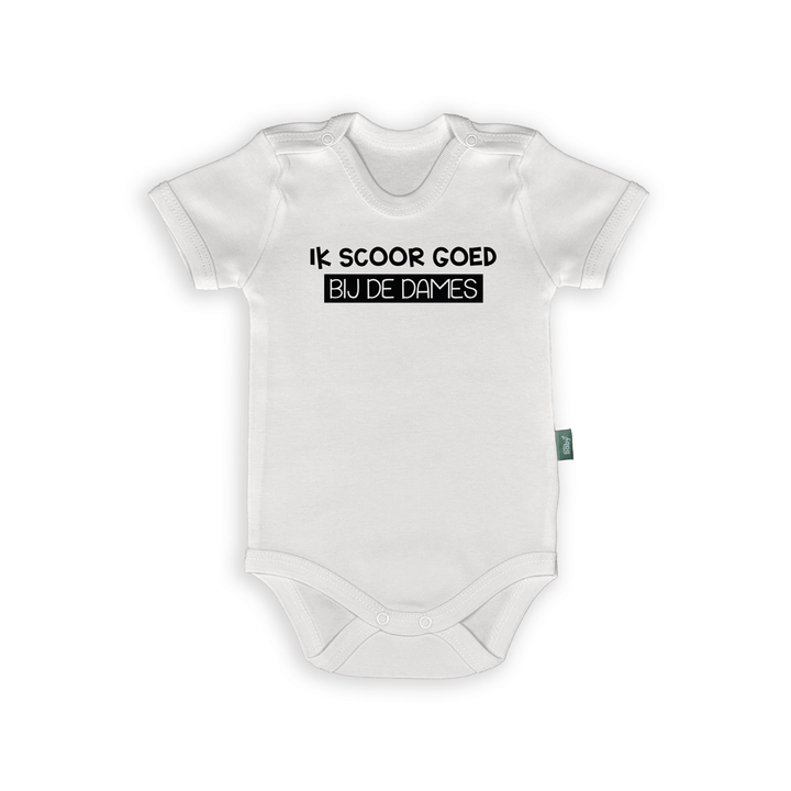 Witte baby romper met tekst "Ik scoor goed bij de dames" voor jongens, perfect als kraamcadeau.