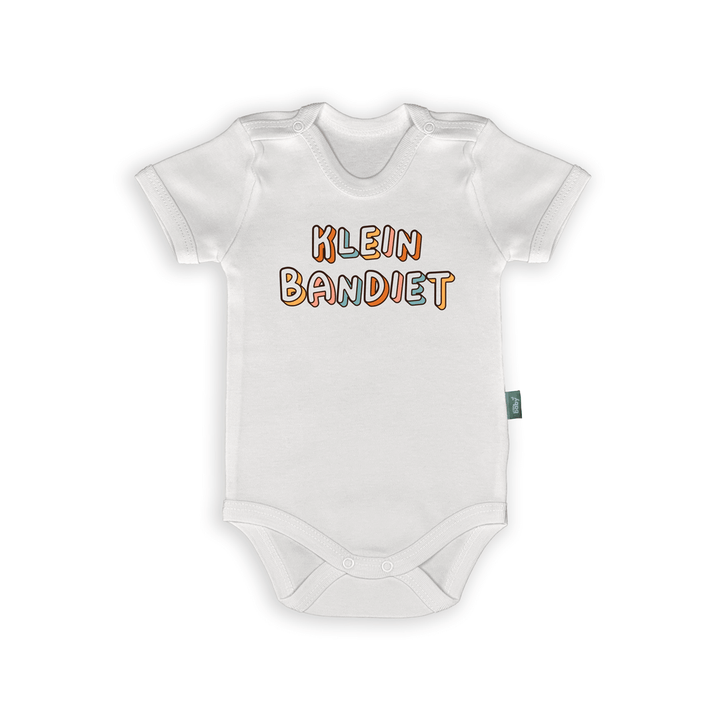 Witte romper met de tekst 'Klein Bandiet' voor grappige babykleding en kraamcadeaus.