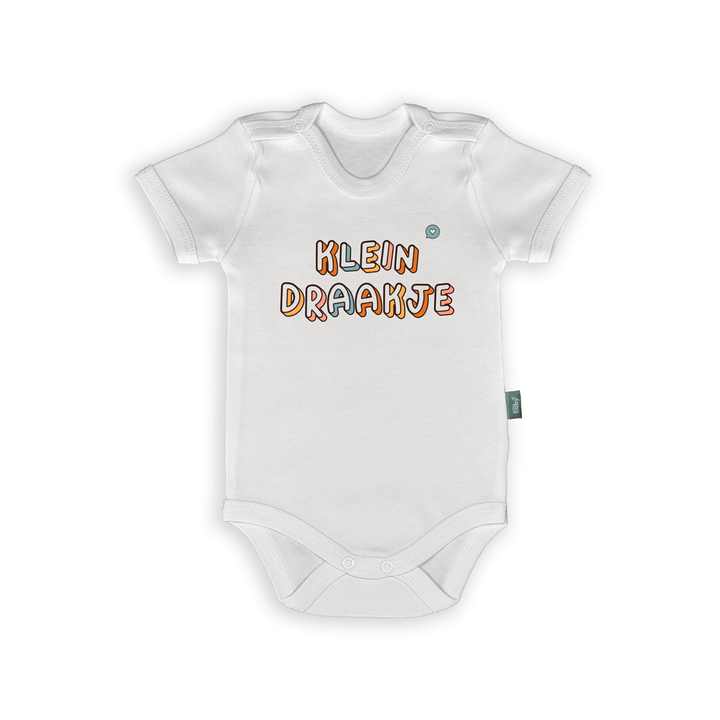 Witte baby romper met tekst 'Klein Draakje', perfect als grappig kraamcadeau voor ouders met humor.