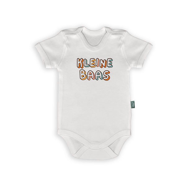 Witte romper met de tekst "KLEINE BAAS" in speelse, kleurrijke letters, ideaal voor grappige baby outfits.