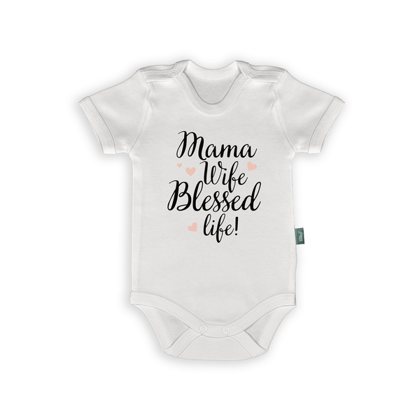 Rompertje met tekst 'Mama Wife Blessed Life' in elegante kalligrafie, perfect als cadeau voor moeders.