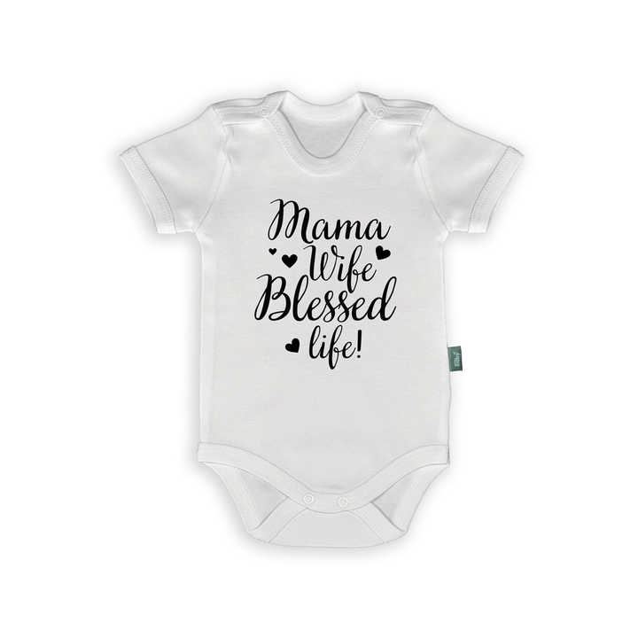 Rompertje met tekst 'Mama Wife Blessed Life' in elegante kalligrafie, perfect cadeau voor mama.