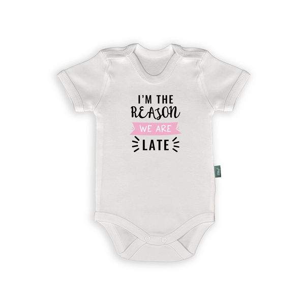 Humorous baby bodysuit with text "I'm the Reason We Are Late" – perfect gift for parents.