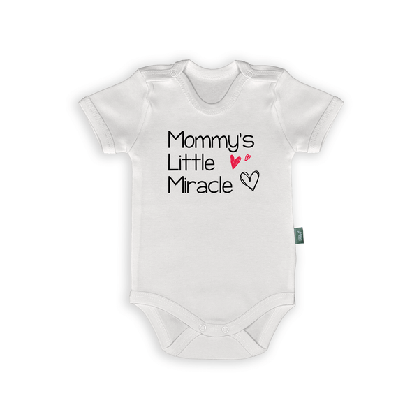 Rompertje met tekst 'Mommy's Little Miracle' en hartjes voor kersverse ouders, schattig cadeau.