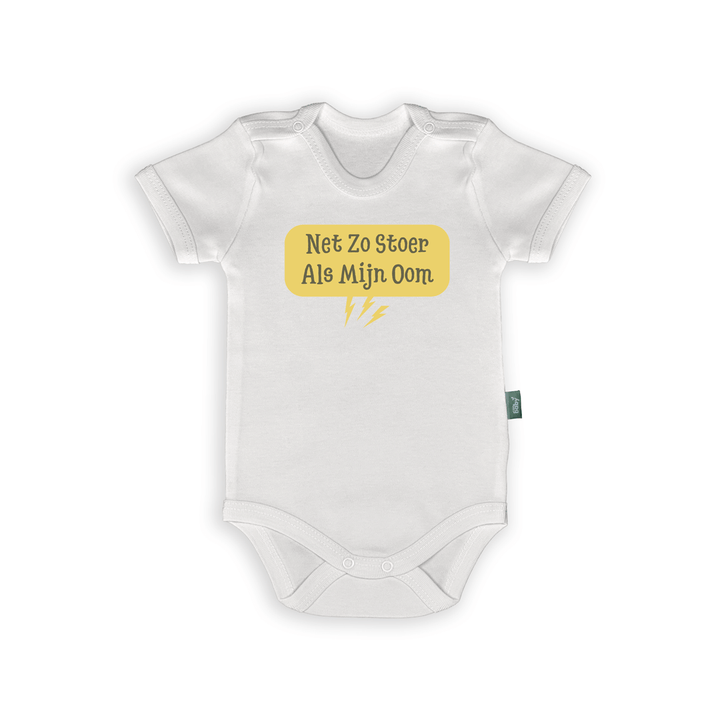 Wit babyrompertje met tekst: "Net Zo Stoer Als Mijn Oom" in vrolijk geel, perfect als origineel cadeau.