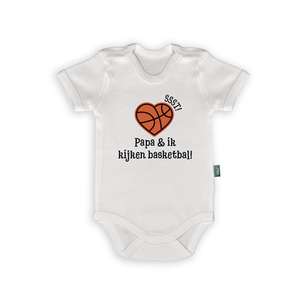 Witte romper met tekst 'Ssst! Papa & ik kijken basketbal!' en hartvormige basketbalillustratie.