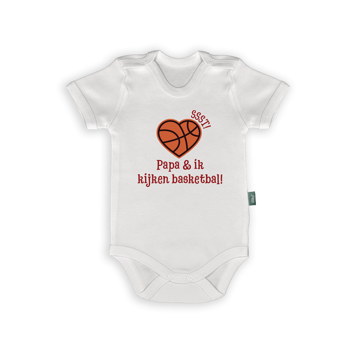 Wit rompertje met tekst 'Ssst! Papa & ik kijken basketbal!' en hartvormige basketbalillustratie.